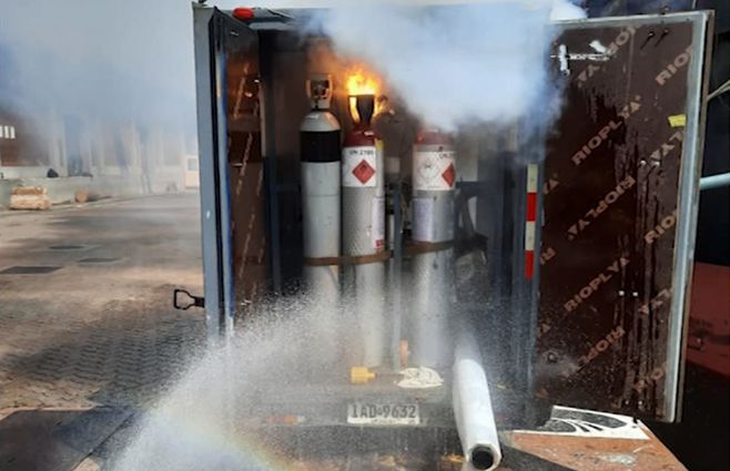 Escape de gas en el puerto de Montevideo, foto de la Dirección de Bomberos.