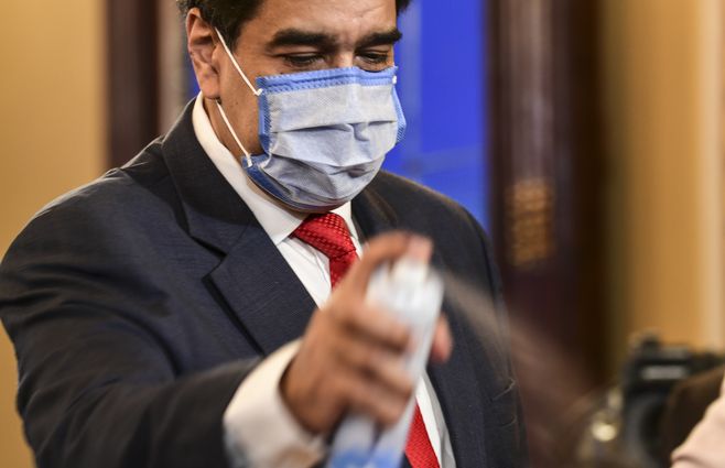 Hace un par de meses, Maduro se presentó ante la audiencia de su programa de TV con un aerosol basado en la molécula DR10, también con supuesto 100% de efectividad contra el Covid-19