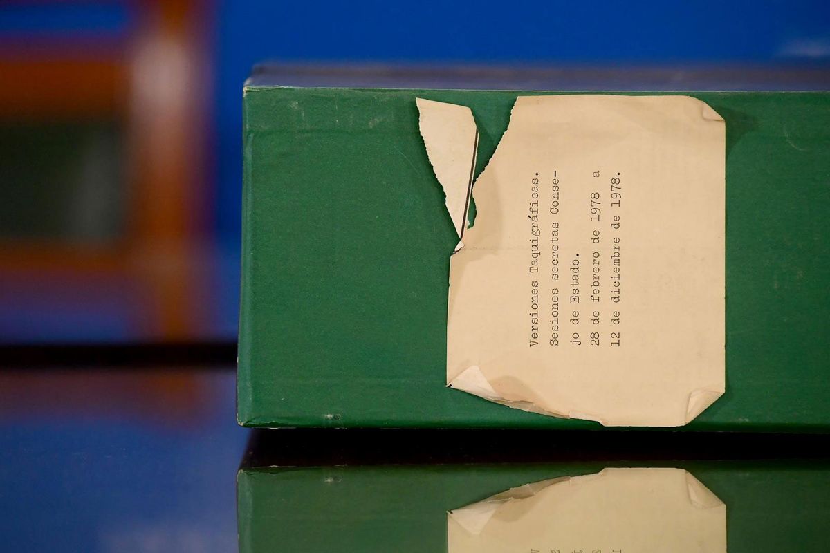 Hallan documentos de la dictadura en el Parlamento con varios sobres lacrados que no se sabe qué contienen