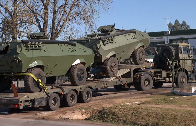 Vehículos militares (tanquetas del Ejército), a su arribo a Montevideo. Foto: Subrayado.