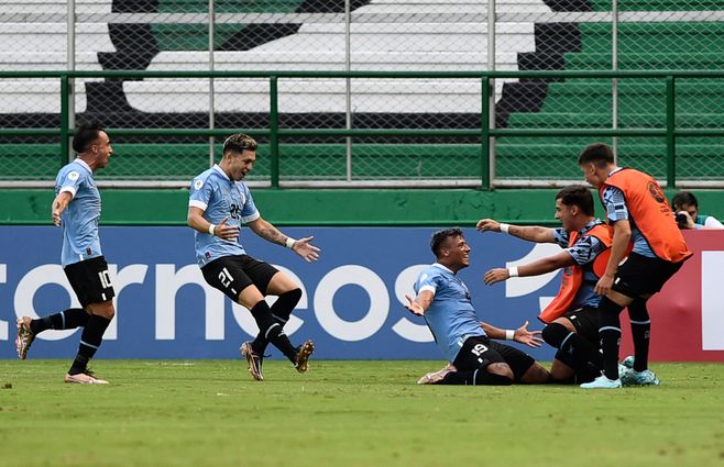Uruguay festeja el gol de Luciano Rodríguez. Foto: AFP.
