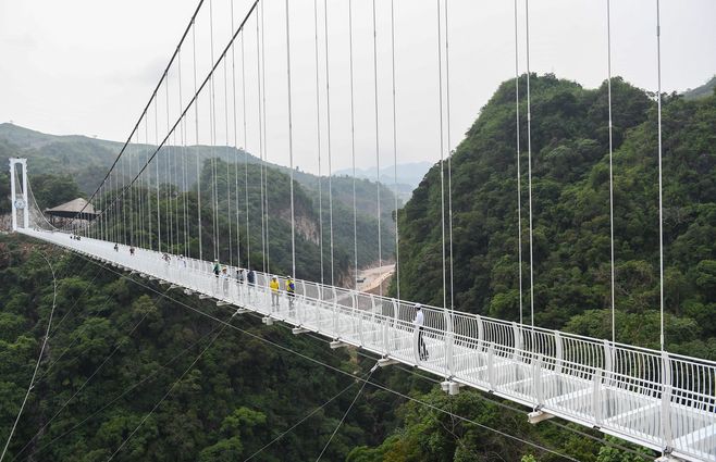 puente transparente vietnam AFP.jpg