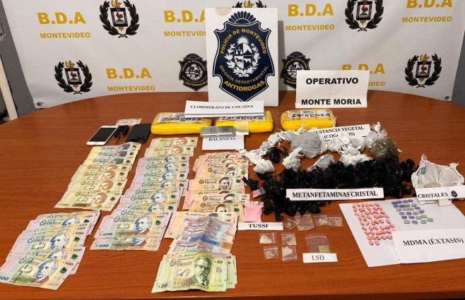 Las drogas y el dinero incautados al detenido.