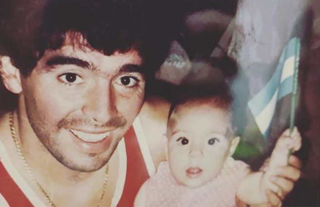 Diego Maradona junto a su hija Dalma de pequeña. Foto: Dalma Maradona/Instagram.