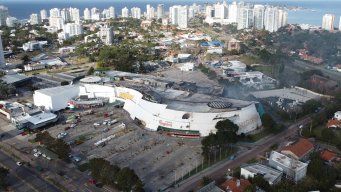 Imagen aérea de Punta Shopping tras el incendio, el 5 de agosto de 2022.