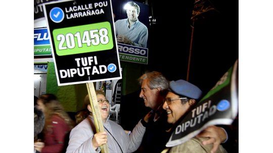 Vázquez saludó a militantes blancos y colorados en Fray Bentos