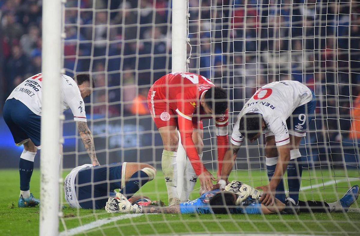 Lucas Machado en el piso es atendido por Luis Suárez y un compañero de Rentistas. Foto: FocoUy.