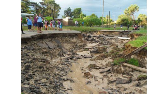 Más derrumbes en las calles de Atlántida, Salinas y Solymar