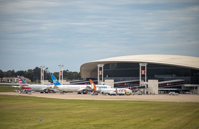 focouy aeropuerto de carrasco aviones vuelos controladores viaje.jpg