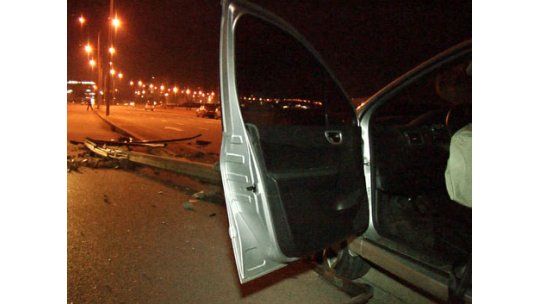 Conductora pierde el control y derriba dos columnas de alumbrado