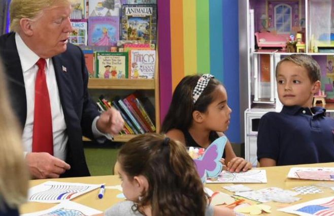 Donald-Trump-pinta-bandera-de-Estados-Unidos.jpg
