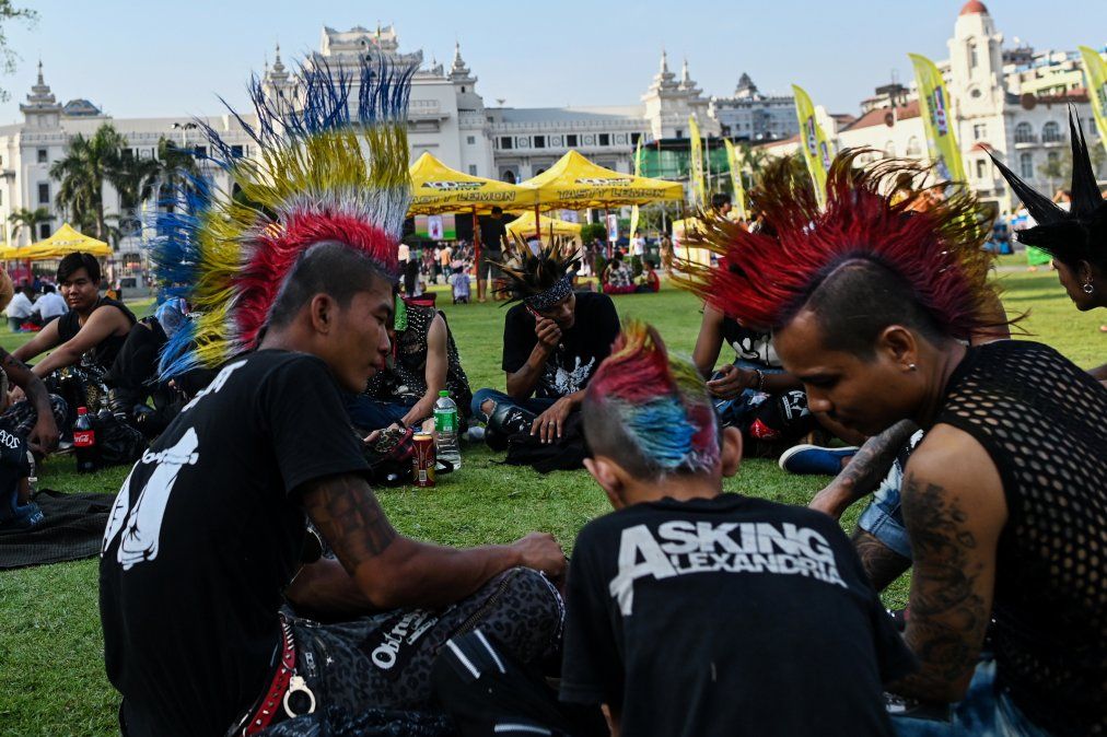 Los punks se reúnen para celebrar la víspera del festival acuático de Año Nuevo de Myanmar, también conocido como Thingyan