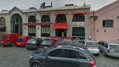 Histórico bar El perro que fuma frente al Puerto de Montevideo, una de las propiedades de Amir González.
