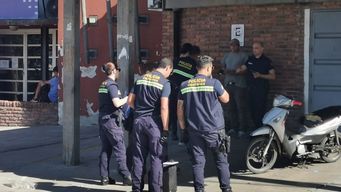 dos jovenes de 24 y 19 anos heridos de bala llegaron en moto a la policlinica de capitan tula