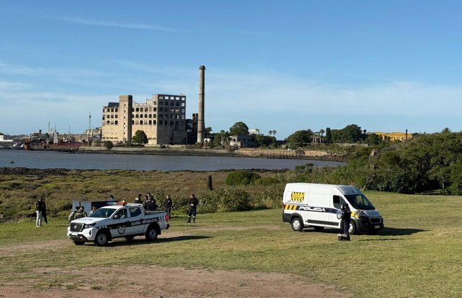 El lugar donde fue asesinado el policía, en la rambla del Cerro. Foto: María Eugenia Scognamiglio, Subrayado.