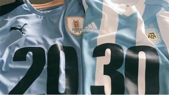 Suárez juega hoy ante Argentina; promocionará con Messi el Mundial 2030