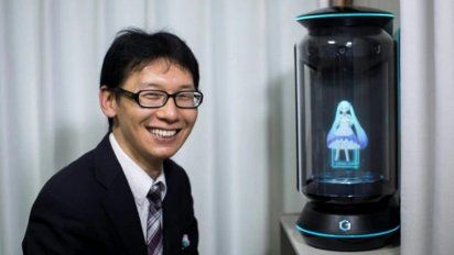 japones de 35 anos se caso con un holograma y ahora quedara viudo por una actualizacion