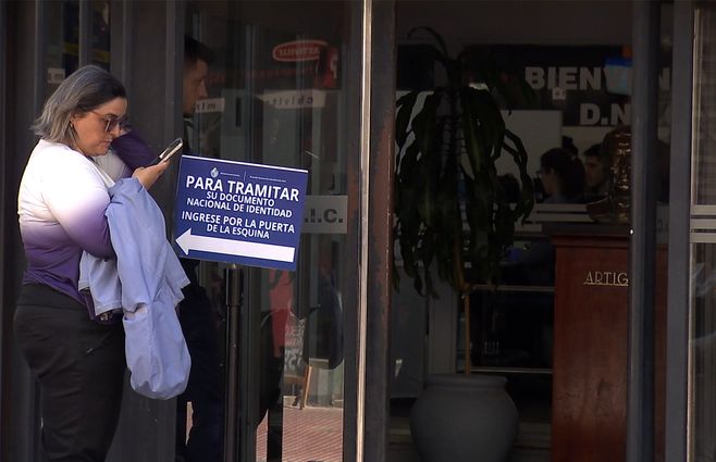 mujer-fila-cedula-oficina-rincon-identificacion-civil