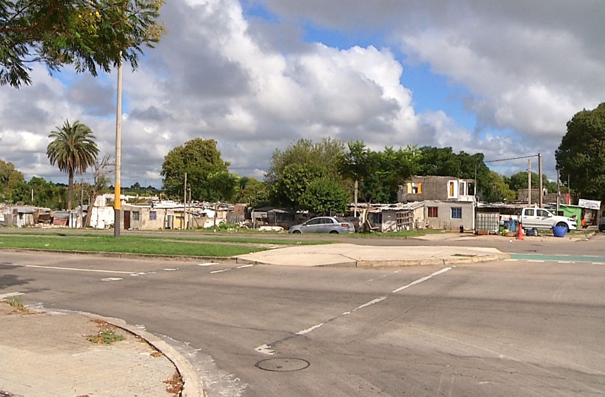 Foto: Subrayado. Carreras Nacionales y avenida Dámaso Antonio Larrañaga del barrio Ituzaingó en Montevideo.