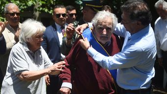 El presidente de Colombia Gustavo Petro coloca la Cruz de Boyacá a José Mujica. Foto: FocoUy