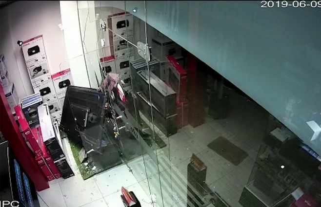 robo-tv-65-pulgadas-salto.jpg