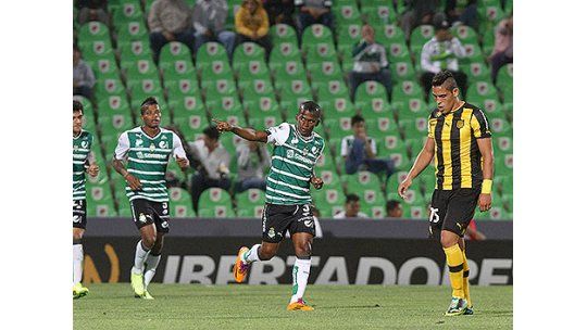 Santos Laguna ganó 4 a 1 y Peñarol está casi eliminado