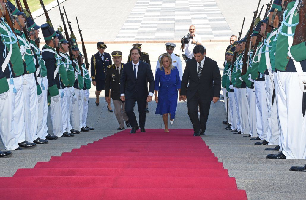 lacalle-y-argimón-llegan-al-palacio-foto-presidencia.jpg