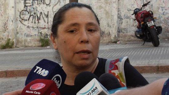 madre joven tobogan