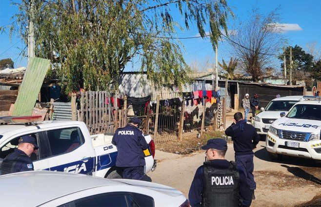 Foto: Eduardo Castro, Subrayado. La Policía trabajaba en la escena del homicidio, el lunes.