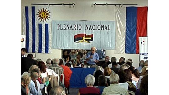 FA no acepta retiro de Vázquez y pedirá que revea su decisión