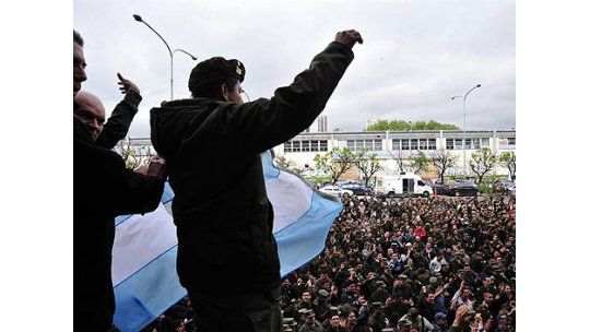 Gobierno argentino suspende decreto pero se mantienen protestas