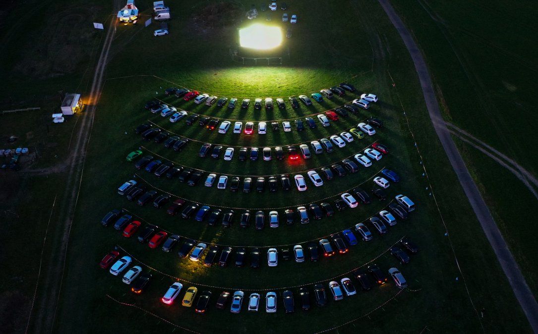 Una vista aérea muestra a espectadores de cine desde sus autos estacionados en el oeste de Alemania