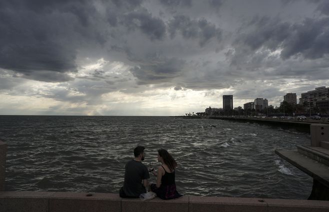 montevideo rambla.jpg
