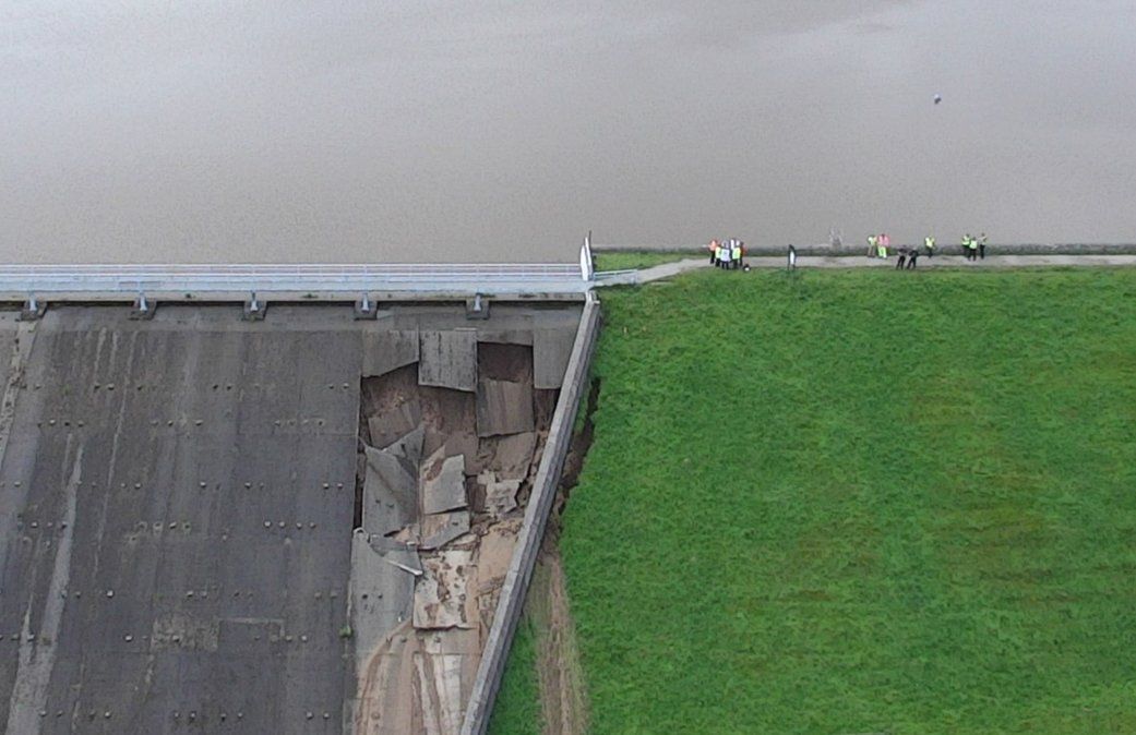 Una imagen aérea muestra los daños en el embalse de Toddbrook sobre el puente de Whaley en el norte de Inglaterra&nbsp;