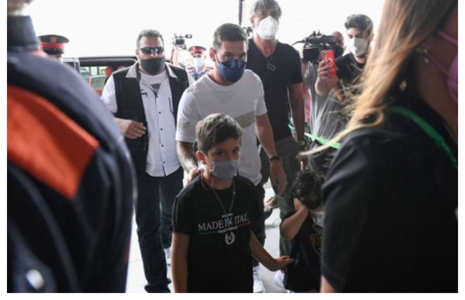 Messi llegando al aeropuerto de El Prat