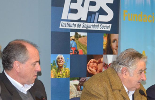 Mujica y Murro juntos en la firma de un convenio en el BPS durante 2012. El primero era presidente y el segundo, titular del ente de la seguridad social.