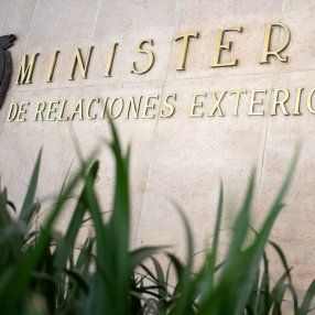 La Cancillería de Uruguay en contacto con sus embajadas en Israel, Qatar y Emiratos Árabes tras ataque masivo a Irán y represalias en la región. La Cancillería de Uruguay en contacto con sus embajadas en Israel, Qatar y Emiratos Árabes tras ataque masivo a Irán y represalias en la región.