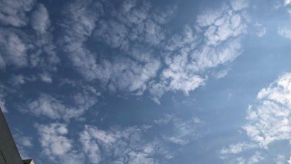 tarde de domingo nubosa, cubierta, con precipitaciones y tormentas aisladas