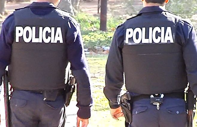 policías-de-espaldas