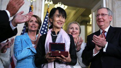 Aung San Suu Ky recibe una medalla de oro en el Congreso de Estados Unidos . Junto a ella están Nancy Pelosi y Hillary Clinton, entre otros políticos relevantes.