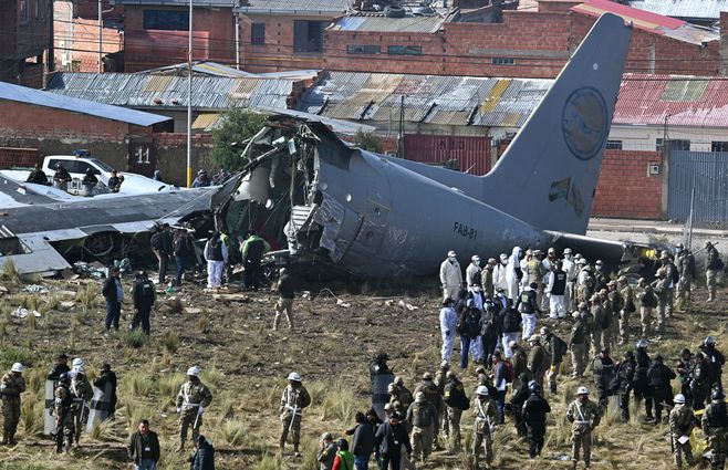 Al menos 20 muertos al estrellarse un avión militar de Bolivia que transportaba dinero en efectivo. Foto: AFP