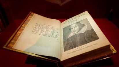 subastan un libro de 1623 con obras de shakespeare en casi 10 millones de dolares