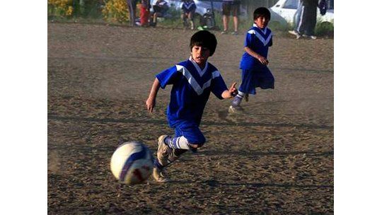 Claudio tiene 8 años y se lo disputan Barcelona y Real Madrid