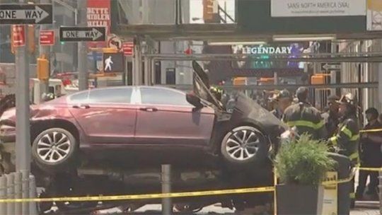 Automóvil atropelló a peatones en Times Square: un muerto y varios heridos