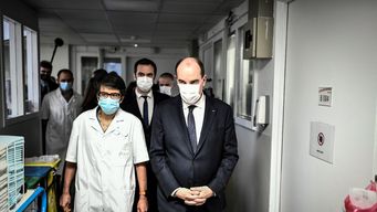 Primer ministro francés Jean Castex y ministro de Salud Olivier Veran visitan la unidad de resucitación del hospital de Creteil, en París