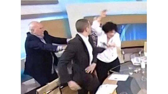 Diputado neonazi golpea a dos parlamentarias en debate por TV