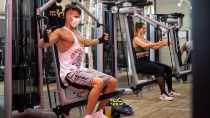 trabajadores de los gimnasios marchan contra el cierre de su fuente laboral por pico de covid