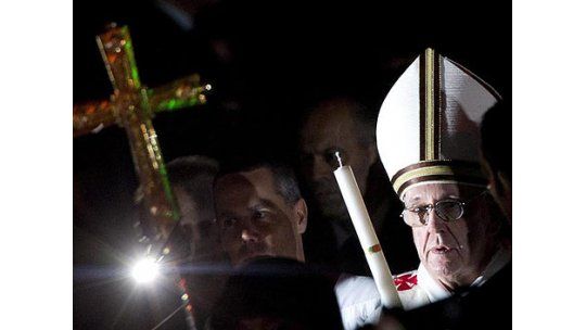 El papa Francisco oficia el antiguo rito de la Vigilia Pascual