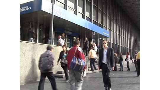 Bancos públicos paralizan actividades este lunes a las 16 horas