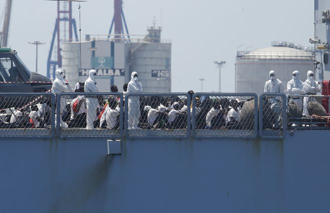 Unas 630 personas estuvieron varadas en el mar varios días ante la negativa de Italia a recibirlos.